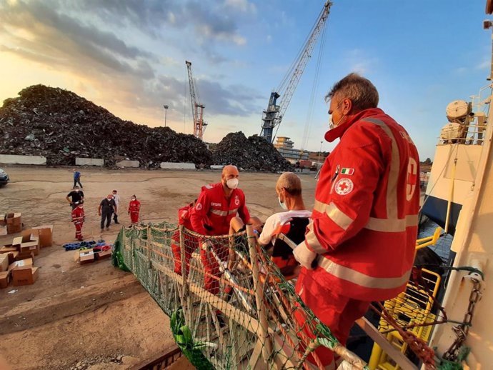 Archivo - Desembarco en Augusta de las 322 personas rescatadas por el buque 'Geo Barents' en el Mediterráneo central.