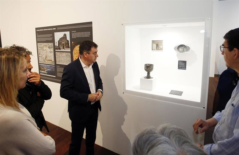 El conselleiro de Cultura, Román Rodríguez, inaugura la muestra 'Camiños por mar a Compostela' en Vigo