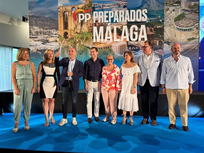 Rocío Blanco, Carolina España, Elías Bendodo, Juanma Moreno, Ana Mula, Patricia Navarro, Arturo Bernal y Pedro Rollán en la Escuela de Verano del PP de Málaga