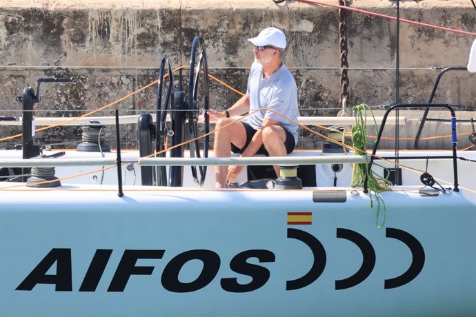 El Rey Felipe VI embarca "Aifos"  para pasar un día de sus vacaciones el navegando a 30 de Julio de 2022 en Mallorca (España).