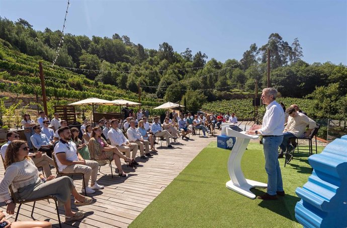 Alfonso Rueda interviene en un acto de Novas Xeracións, en Cenlle
