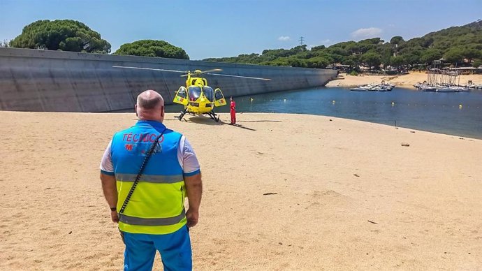 Un efectivo del Summa 112 en el pantano de San Juan.