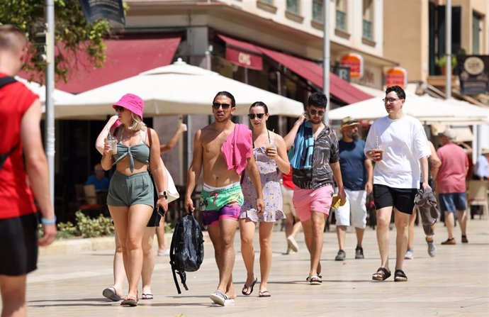 Malagueños y turistas hacen frente a la ola de calor que hoy sufre la ciudad que ha llegado a los  40 grados de máxima a 26 julio de 2022 en Málaga, Andalucía.
