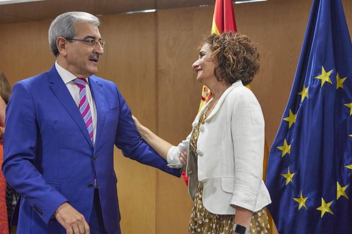 El vicepresidente del Gobierno de Canarias, Román Rodríguez, junto a la ministra María Jesús Montero