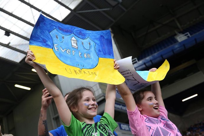 Aficionados del Everton con pancartas de apoyo al Dinamo de Kiev