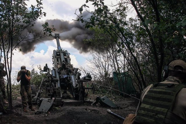 FILED - 28 July 2022, Ukraine, ---: Ukrainian soldiers fire an M777 howitzer in Kharkiv Region, northeastern Ukraine. Photo: -/Ukrinform/dpa