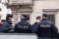 El asesinato de un mantero nigeriano en pleno día conmociona a Italia