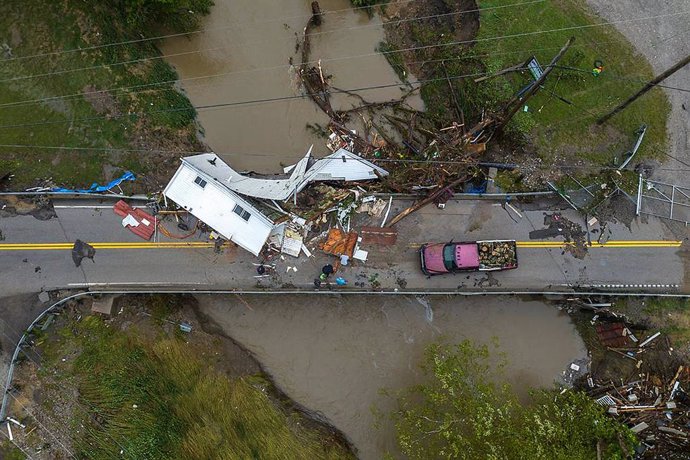 29 July 2022, US, Whitesburg: People work to clear a house resting on a bridge near the Whitesburg Recycling Center in Letcher County following catastrophic flooding in Kentucky. Photo: Ryan C. Hermens/Lexington Herald-Leader via ZUMA/dpa