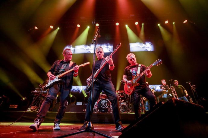 Archivo - El guitarrista Daniel Mezquita (i), el cantante y bajo David Summers (c) y el guitarrista Rafael Muñoz durante un concierto de Hombres G en el Wizink Center, a 22 de octubre de 2021, en Madrid (España).