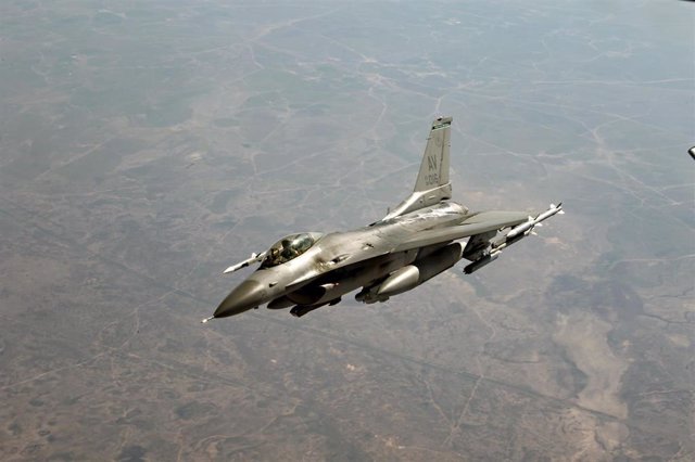 Archivo - Un avión de combate F-16 sobre Irak