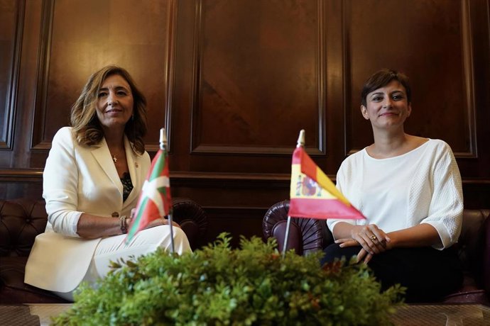La consejera vasca de Autogobierno, Olatz Garamendi (i) y la ministra de Política Territorial y Portavoz del Gobierno, Isabel Rodríguez (d)