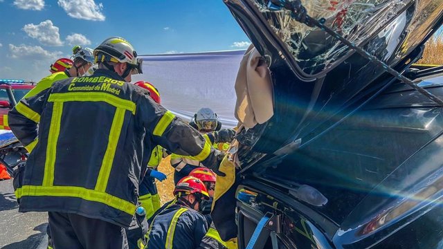 Graves dos hombres de 52 y 62 años tras chocar frontalmente sus coches en Valdeavero.