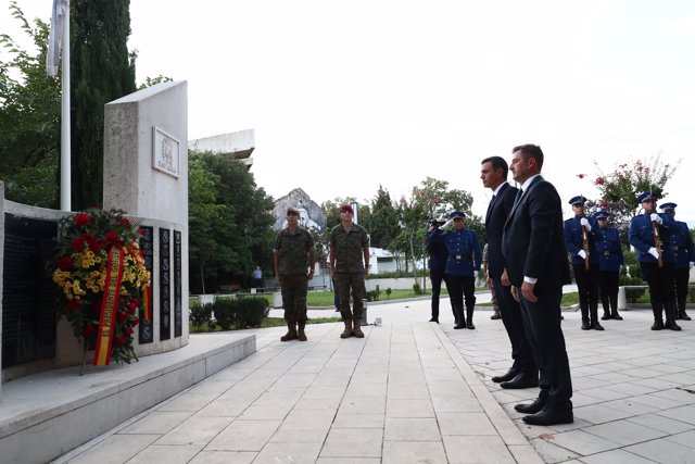 El presidente del Gobierno, Pedro Sánchez, se encuentra en Mostar, donde ha participado, en la Plaza de España, en un homenaje a los militares españoles caídos en la guerra en Bosnia y Herzegovina.