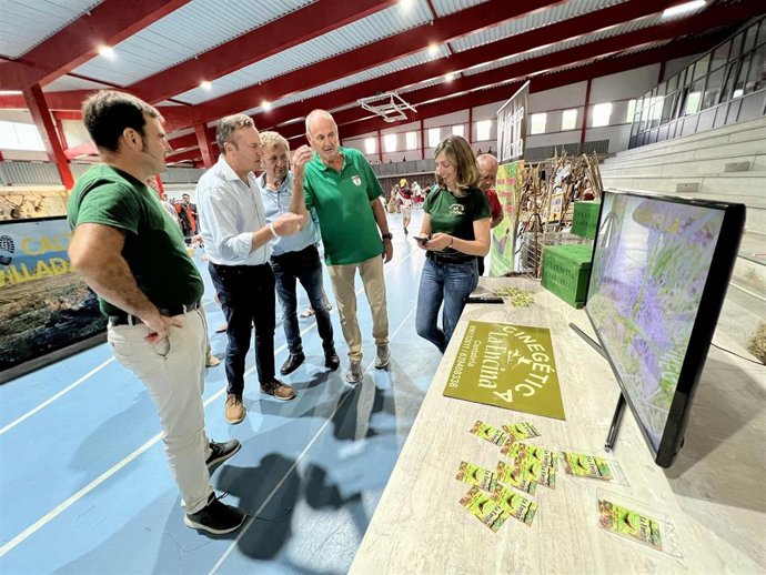 El consejero de Desarrollo Rural, Ganadería, Pesca, Alimentación y Medio Ambiente, Guillermo Blanco, asiste al I Día del Cazador, Pescador y Mundo Rural de Cantabria, en Treceño (Valdáliga)