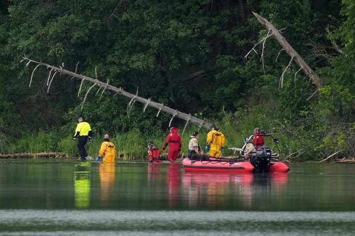 Imagen de archivo de agentes en un lago en Minnesota, Estados Unidos.