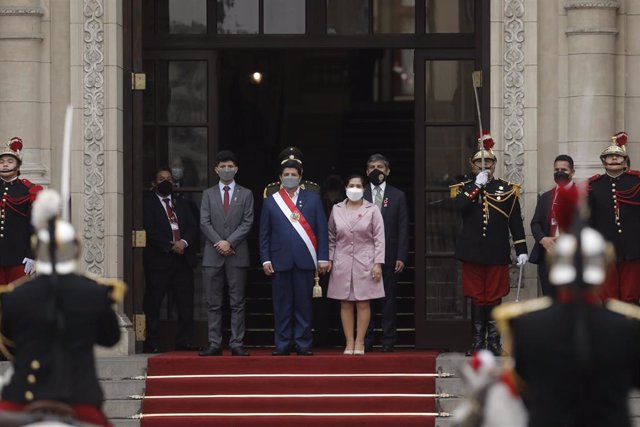 El presidente de Peru, Pedro Castillo (C), su familia y ministros en Lima