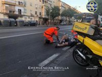Un motorista herido tras una colisión con un turismo en Ronda Pio XII en Sevilla