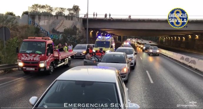 Dos heridos leves tras una colisión entre tres vehículos en Ronda Urbana Norte