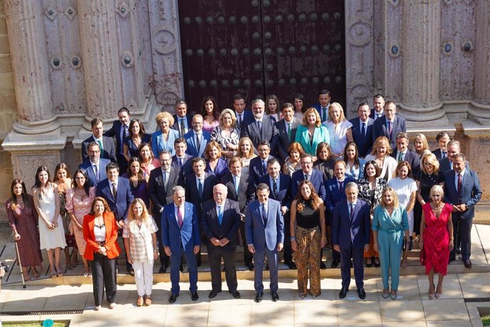 El presidente de la Junta de Andalucía, Juanma Moreno, en la  foto de familia con el grupo parlamentario Popular antes de la sesión constitutiva del Parlamento andaluz de la XII Legislatura, a 14 de julio de 2022 en Sevilla (Foto de archivo).