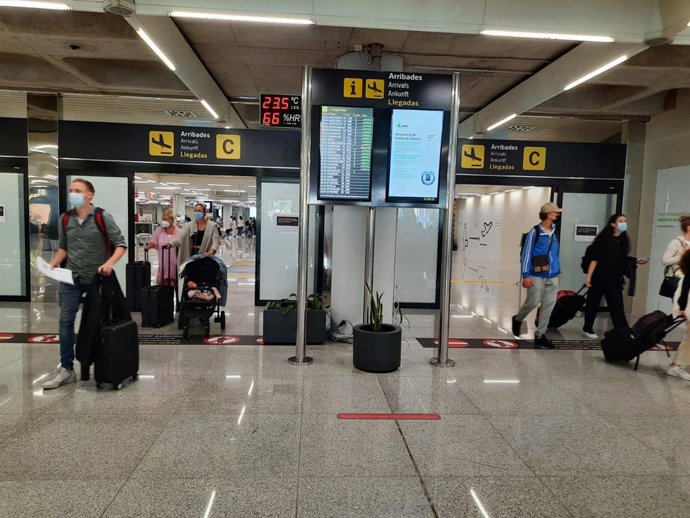 Archivo - Llegada de turistas al aeropuerto de Palma. Archivo. 