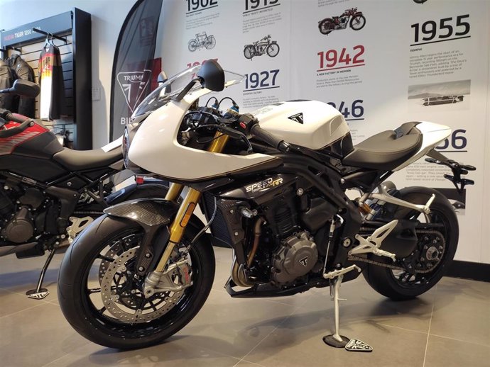 Archivo - Motocicleta Triumph expuesta en el concesionario oficial de la marca en Bilbao