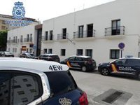 Detenidos dos jóvenes en Estepona por una decena de robos en coches y en el interior de garajes