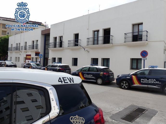 Coches de la Policía Nacional en la comisaría de Estepona (Málaga)