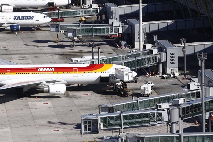 Archivo - Vista de aviones en el aeropuerto de Adolfo Suárez Madrid Barajas en la pista de aterrizaje