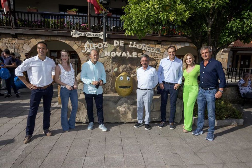 El presidente de Cantabria, Miguel Ángel Revilla; el consejero de Industria, Turismo, Innovación, Transporte y Comercio, Javier López Marcano, en la fiesta de los 'Limones solidarios'.