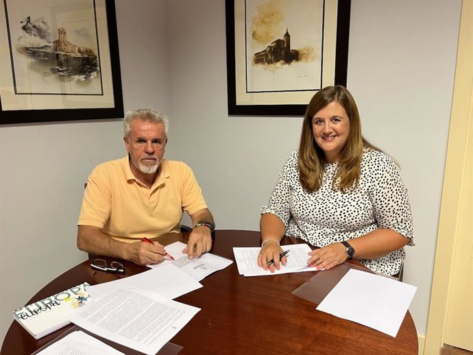 Alfonso Nevado y Clara Martín, durante la firma del convenio.