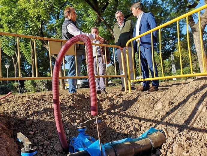 Archivo - El delegado David Guevara visita la primera fase de las obras que impulsa el Ayuntamiento de Sevilla para completar el sistema de riego automático en el Parque de Los Príncipes.