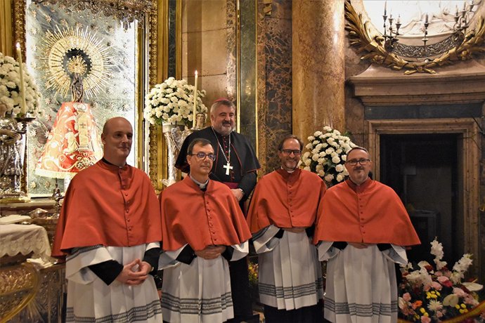 El arzobispo de Zaragoza, Carlos Escribano, y los nuevos canónigos, en el camarín de la Virgen del Pilar.