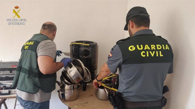 Tres detenidos por robar en varias viviendas de Turís a plena luz del día