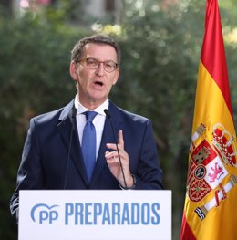 El presidente del PP, Alberto Núñez Feijóo, hace balance del curso político del Partido Popular, a las puertas del Senado, a 28 de julio de 2022, en Madrid (España). 