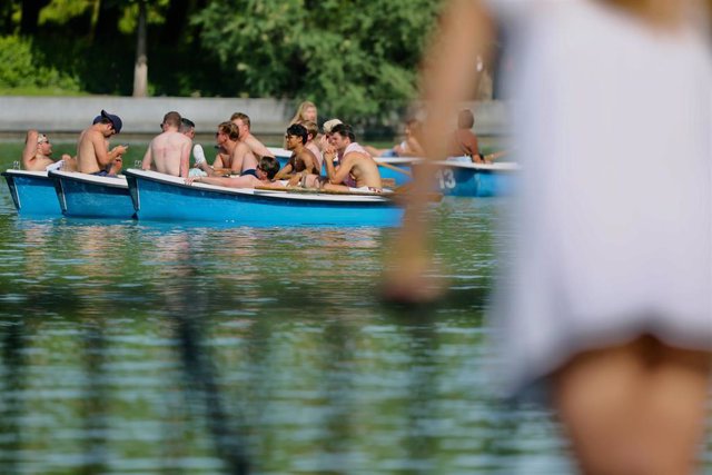 Archivo - Un grupo de chicos en las barcas de El Retiro en día.