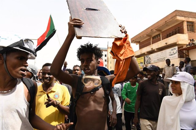Archivo - Una manifestación en la capital de Sudán, Jartum, contra las autoridades militares tras el golpe de Estado de octubre de 2021