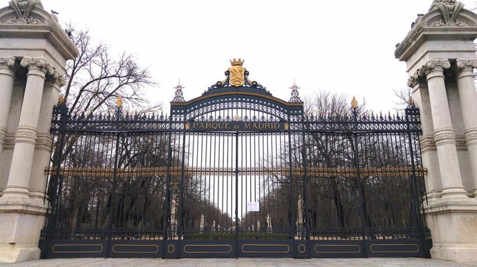 Archivo - Una de las puertas del Retiro de Madrid.