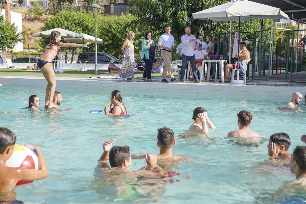 El presidente de la Diputación, Javier Aureliano Garcia, visita la piscina de Rágol (Almería) tras su modernización