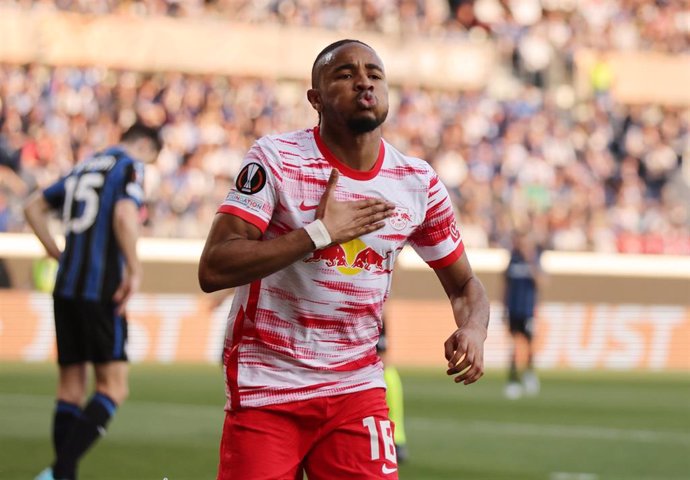 Archivo - FILED - 14 April 2022, Italy, Bergamo: RB Leipzig's Christopher Nkunku celebrates scoring his side's first goal during the UEFA Europa League quarter-final, second leg soccer match between Atalanta BC and RB Leipzig at Gewiss Stadium. Germany 