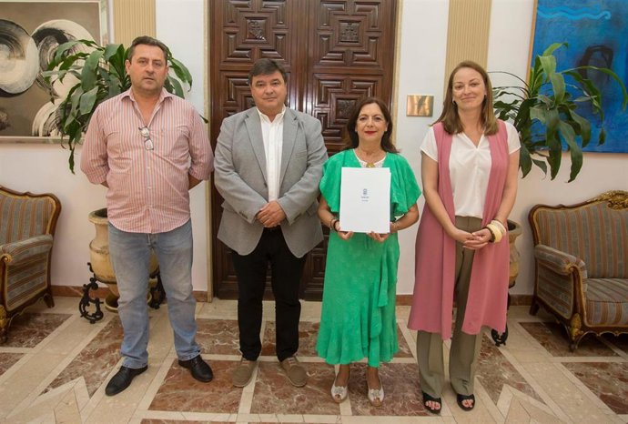 Firma del convenio de colaboración anual entre el Ayuntamiento de Huelva y la Asociación de Amas de Casa, Consumidores y Usuarios 'Virgen de La Cinta'