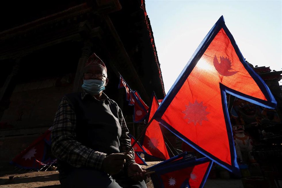 Un hombre con una bandera nepalí