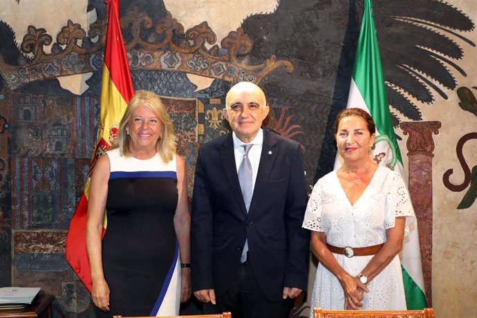 Marbella renueva convenios con Bancosol y Cudeca para prestar apoyo a programas con más de 3.600 beneficiados. En la imagen, la alcaldesa, Ángeles Muñoz (izquierda) y el presidente de Bancosol, Diego Vázquez.