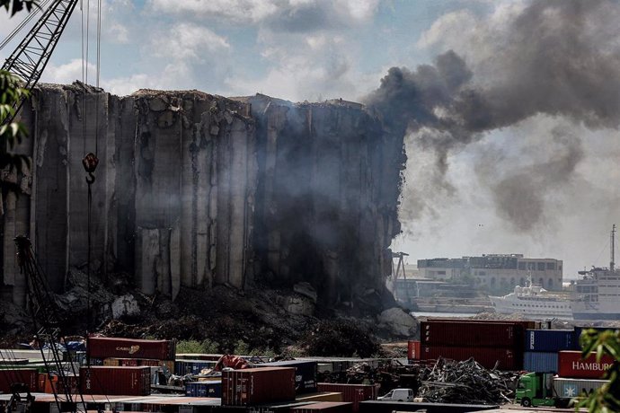 Incendio en los silos de grano en el puerto de la capital de Líbano, Beirut, afectados por la devastadora explosión del 4 de agosto de 2020