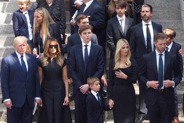 El expresidente de Estados Unidos Donald Trump durante el entierro de su primera esposa, Ivana Trump