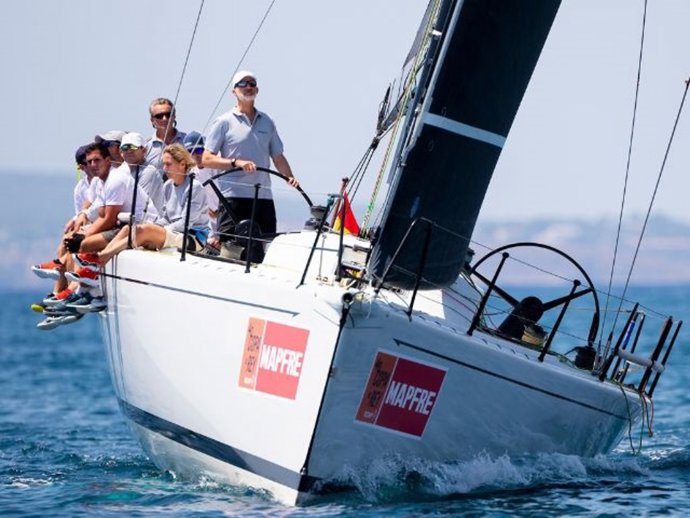 El Rey Felipe VI a bordo del 'Aifos 500'