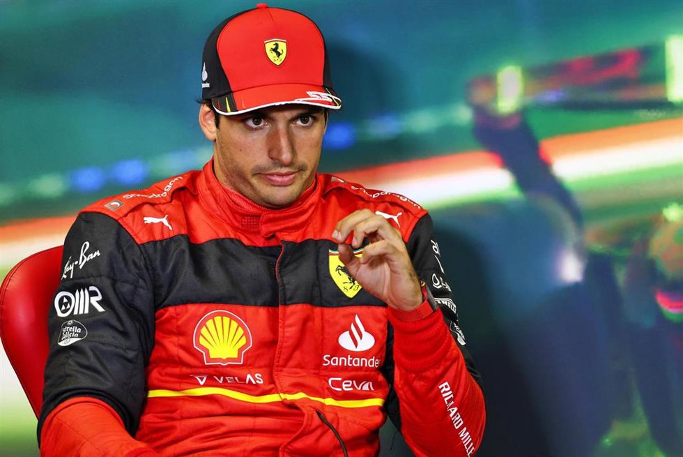 El piloto español Carlos Sainz (Ferrari), atiende a los medios de comunicación.