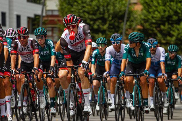 Juan Ayuso (UAE Team Emirates) estrena su palmarés profesional en el Circuito de Getxo