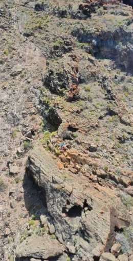 Rescate del afectado en una zona de difícil acceso en Buenavista del Norte