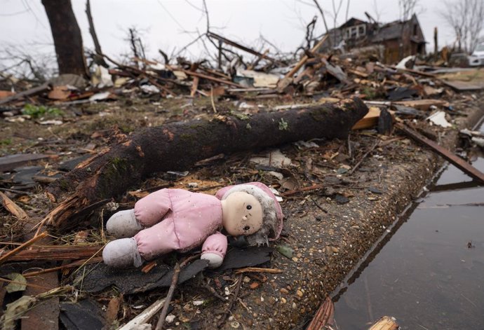 Archivo - 17 December 2021, US, Mayfield: A doll lies in the rubble of a house in the Mayfield neighbourhood in the US state of Kentucky. After the devastating tornadoes with dozens of deaths, US President Joe Biden has pledged all possible help from th