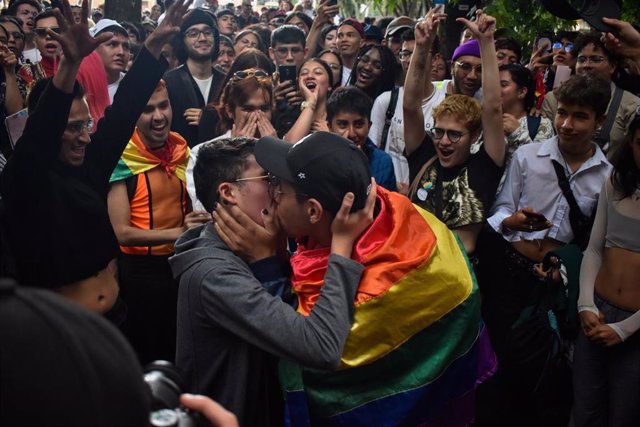 Manifestantes se besan durante una protesta por los derechos LGTBIQ+ en Bogotá (Colombia), después de que se difundiera un vídeo en el que un grupo de personas atacaba a una pareja gay en un parque público, el 31 de julio de 2022